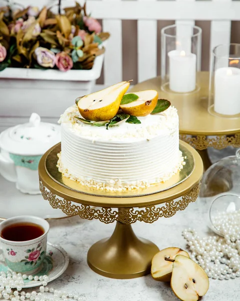 Bolo cremoso coberto com pêra fatiada — Fotografia de Stock