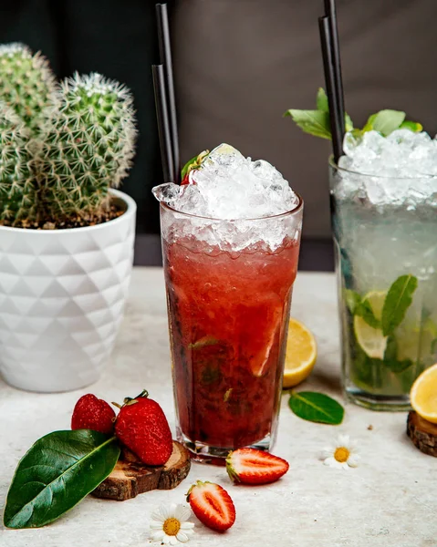 Té helado casero con mucho hielo picado — Foto de Stock