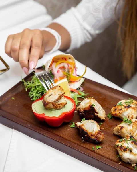 Poulet frit et oignons émincés et sauce en rouge — Photo