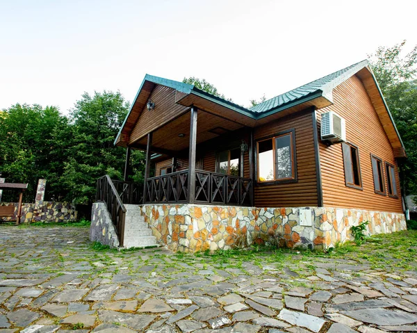 Casa de madeira com sua própria varanda e pátio — Fotografia de Stock