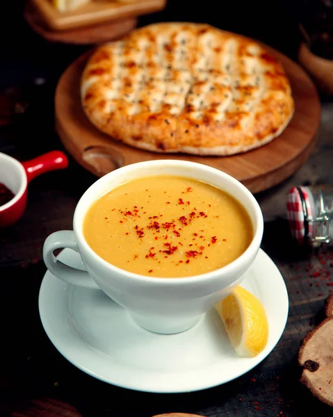 Чечевичный суп в миске для супов и ломтик — стоковое фото