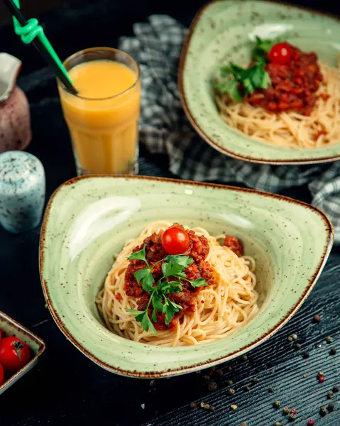 Espaguetis con cebolla frita en salsa de tomate —  Fotos de Stock