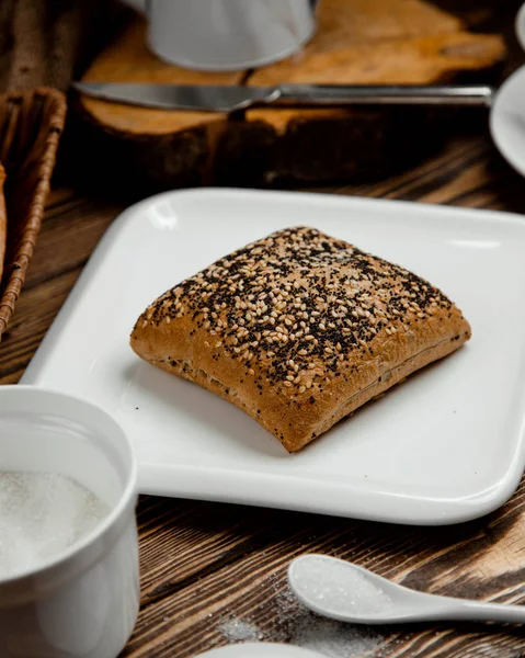 Pão cinzento coberto com sementes descascadas e sementes de papoila — Fotografia de Stock