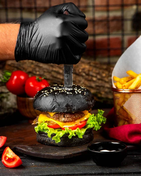Mięso podwójne cheeseburger w brązowym chlebie — Zdjęcie stockowe