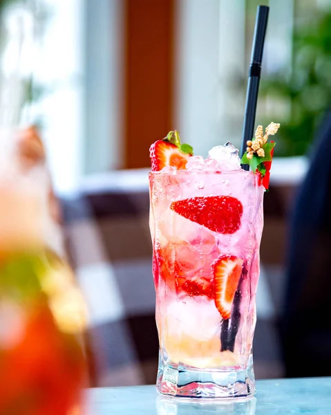 Strawberry drink with chopped strawberries and ice — Stock Photo, Image