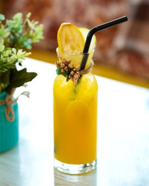 meyve limonatası ve çiçek sepeti