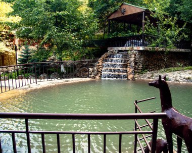 Balkonun yanında demir çitli küçük bir göl.