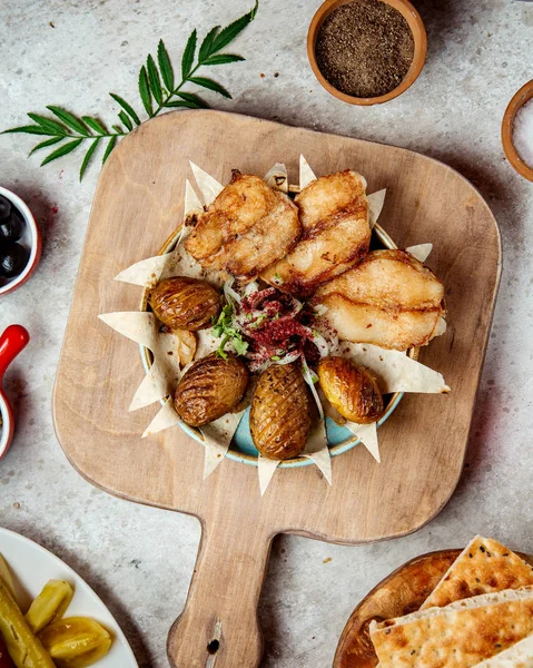 Pescado frito con patatas y cebollas al horno — Foto de stock gratis