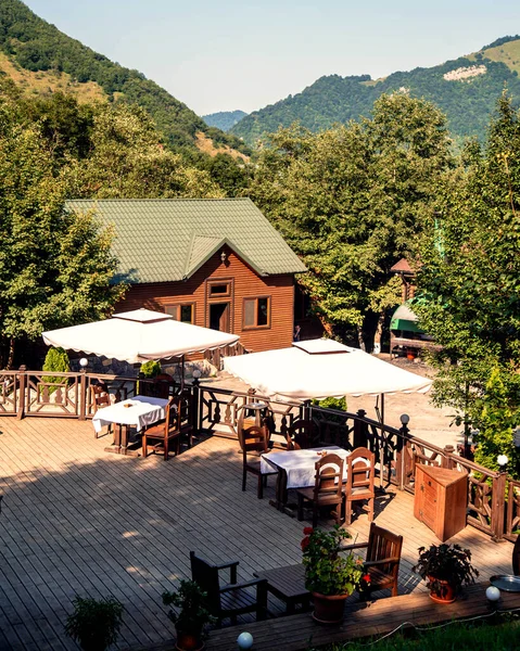 Veranda in een café met uitzicht op de bergen — Stockfoto