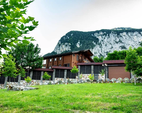 Zweistöckiges Holzhaus mit Blick auf die Berge — Stockfoto