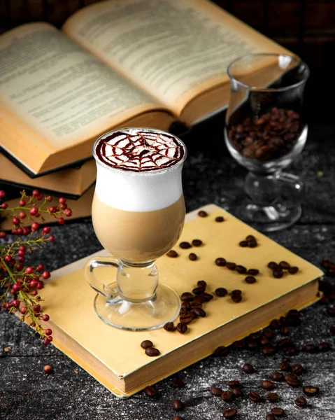 Une tasse de latte chaud avec de la mousse et un motif — Photo