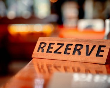 Tabakta bir yazı var masanın üzerinde.