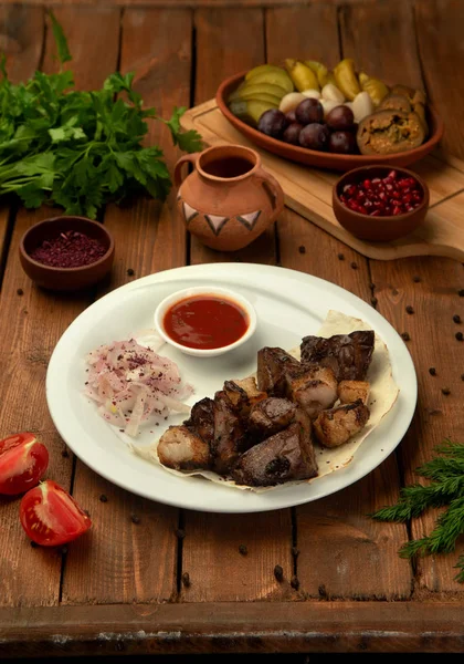 Lamskebab geserveerd met ui en sumac blend, tomaat en — Stockfoto