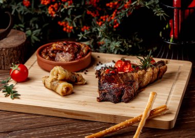 Çömlek kasesinde kuzu biftek ve kebap.