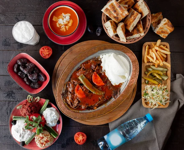 İskender kebap ve domates çorbası ile öğle yemeği düzeninin üst görüntüsü. — Stok fotoğraf