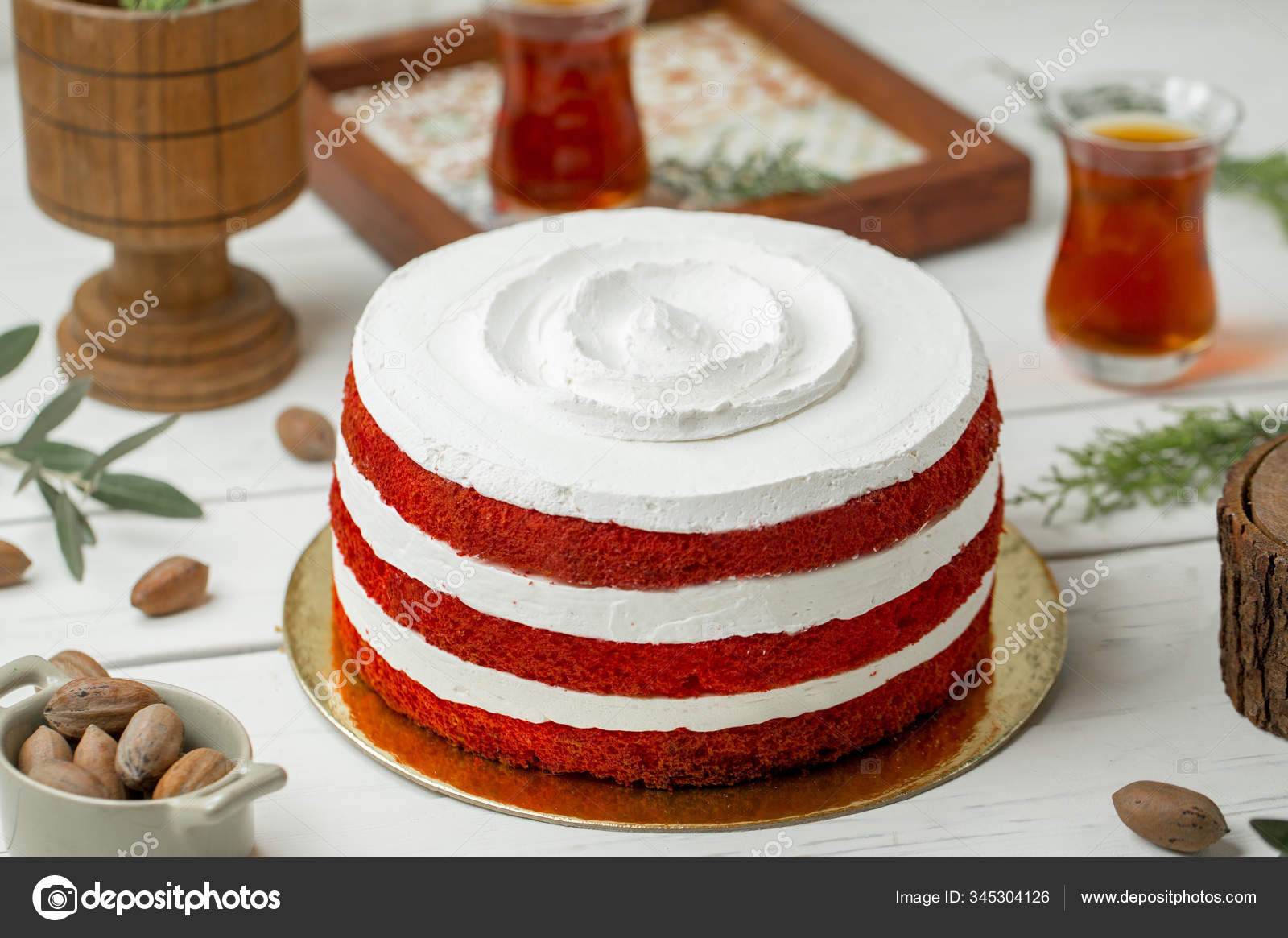 Pastel blanco rojo sobre la mesa: fotografía de stock © kamranaydinov  #345304126 | Depositphotos