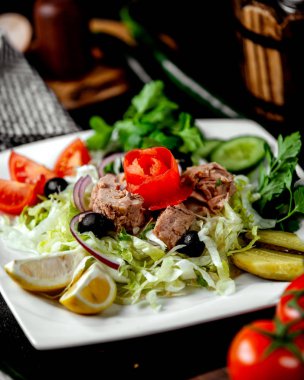 Salatalıklı ton balığı salatası salatalı, zeytinli, limonlu ve maydanozlu.