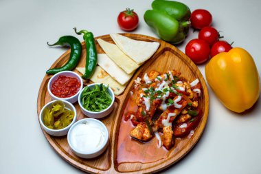 Domates soslu tavuk, salamura jalapeno sosu, sos ve fesleğen.