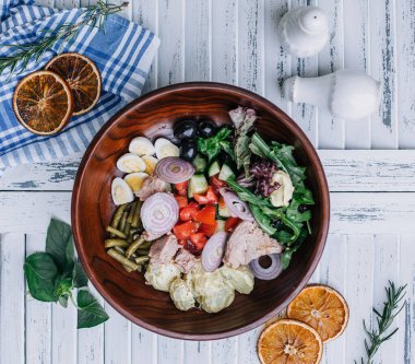 Masanın üzerinde sebze salatası