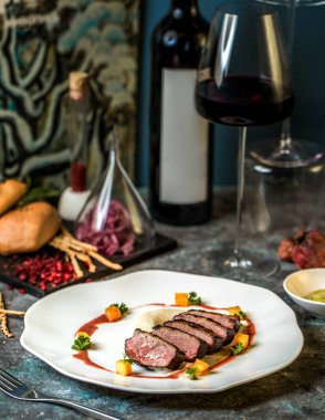 Kırmızı şaraplı et tabağı.