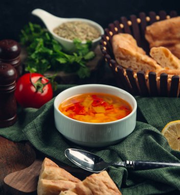 Masanın üzerinde sebze çorbası