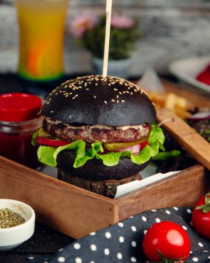 kahverengi ekmek soslu köfte.