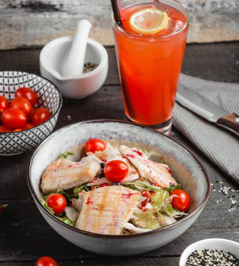 Taze domatesli tavuk salatası