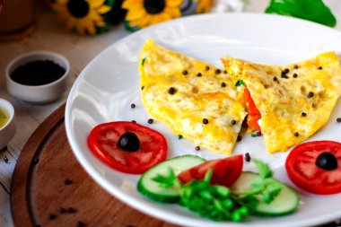 Dilimlenmiş sebzeli yumurta.