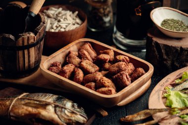 Tavuk nuggetları bira gibi ahşap tabakta