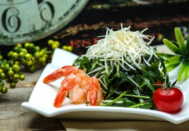 Karidesli bitkisel salata