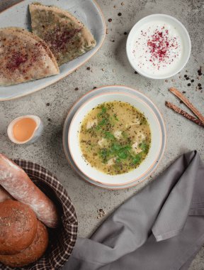 Azeri dushbere kurutulmuş nane ve kutab ile et