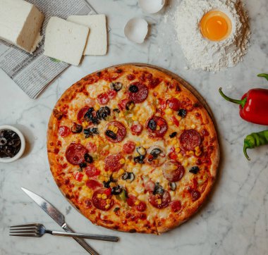 Mısır ve zeytinli biberli pizza.