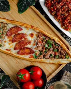 Et, sosis ve sebze ile karışık pide