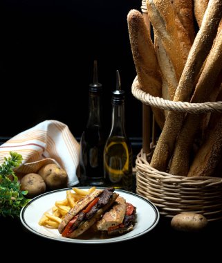 Etçi, domates ve patates kızartması.