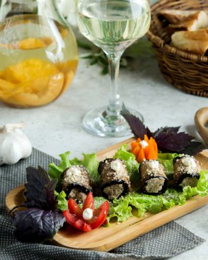 Patlıcan, krema ve ceviz karışımı ile sarılır.