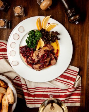 Otlu kızarmış tavuk ve nar.