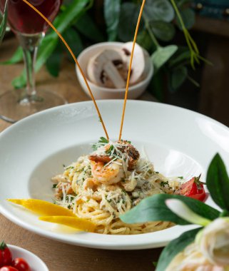 Peynir ve karides ile tepesinde kremalı makarna