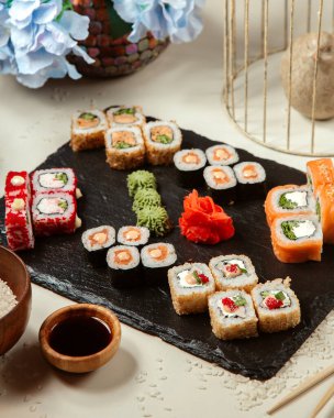 Somon yengeci, karides ve ton balığı ile hazırlanmış suşi ruloları.