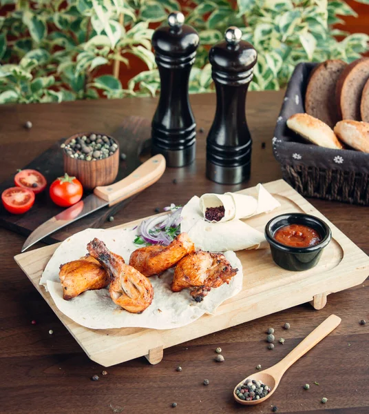Kebab de poulet avec lavash sur planche en bois — Photo