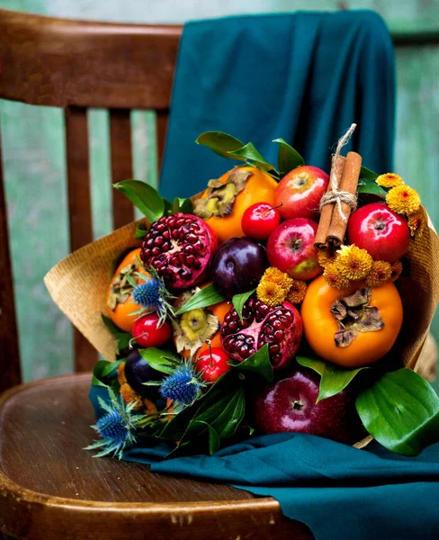 Vegyes gyümölcsökből készült csokor — Stock Fotó