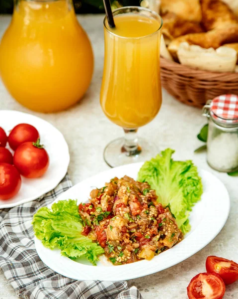 Nagy szemű zöldség saláta padlizsánnal, paradicsommal, harangpaprikával, hagymával és fűszernövényekkel — Stock Fotó