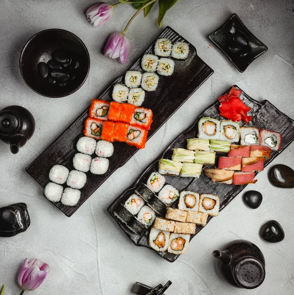 Sushi ensembles sur la table vue du dessus — Photo
