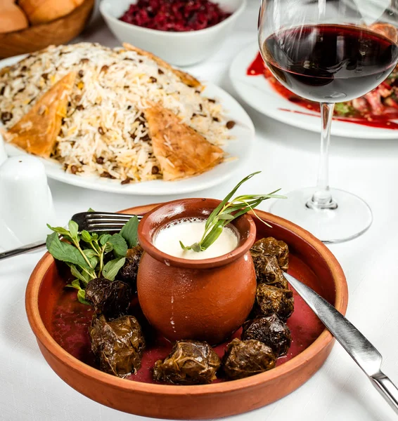 Leaves dolma with sour yogurt — Stock Photo, Image