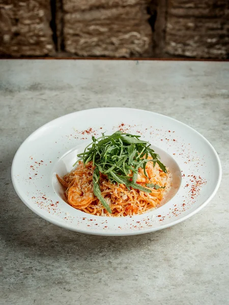 Спагетти с креветками и травами — стоковое фото