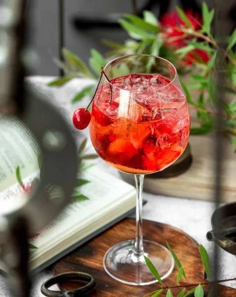 Un verre à vin avec cocktail cerise garni de cerise — Photo