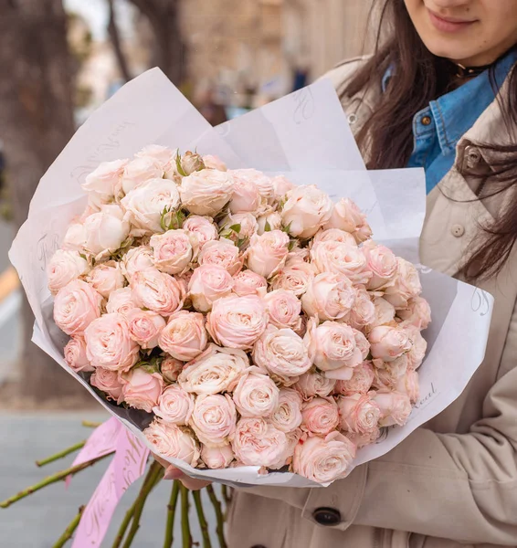 Fille tenant petit bouquet de roses rose clair, gros plan — Photo