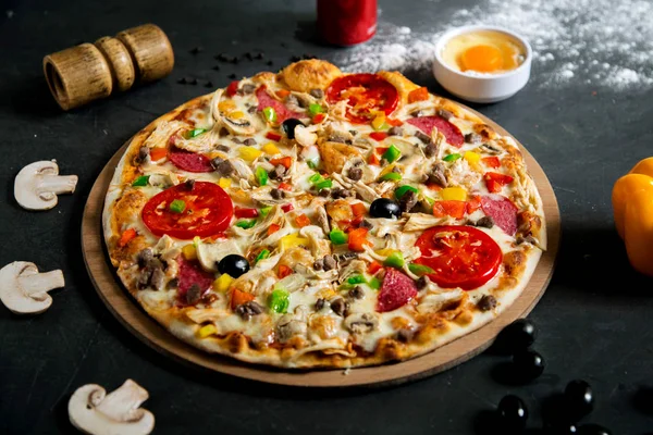 Çeşitli içerikli karışık pizza.