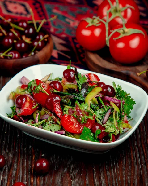 Salade van tomaten kruiden uien en kersen in sojasaus — Stockfoto