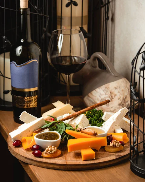Plato de queso con vino tinto — Foto de Stock