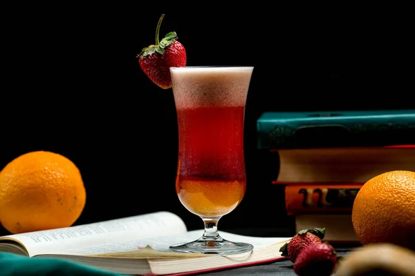 Verre de cocktail aux fruits avec orange et fraise — Photo